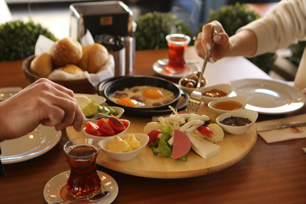 Kuşadası Kahvaltı Mekanları: İlçe Merkezinde Popüler Seçenekler
